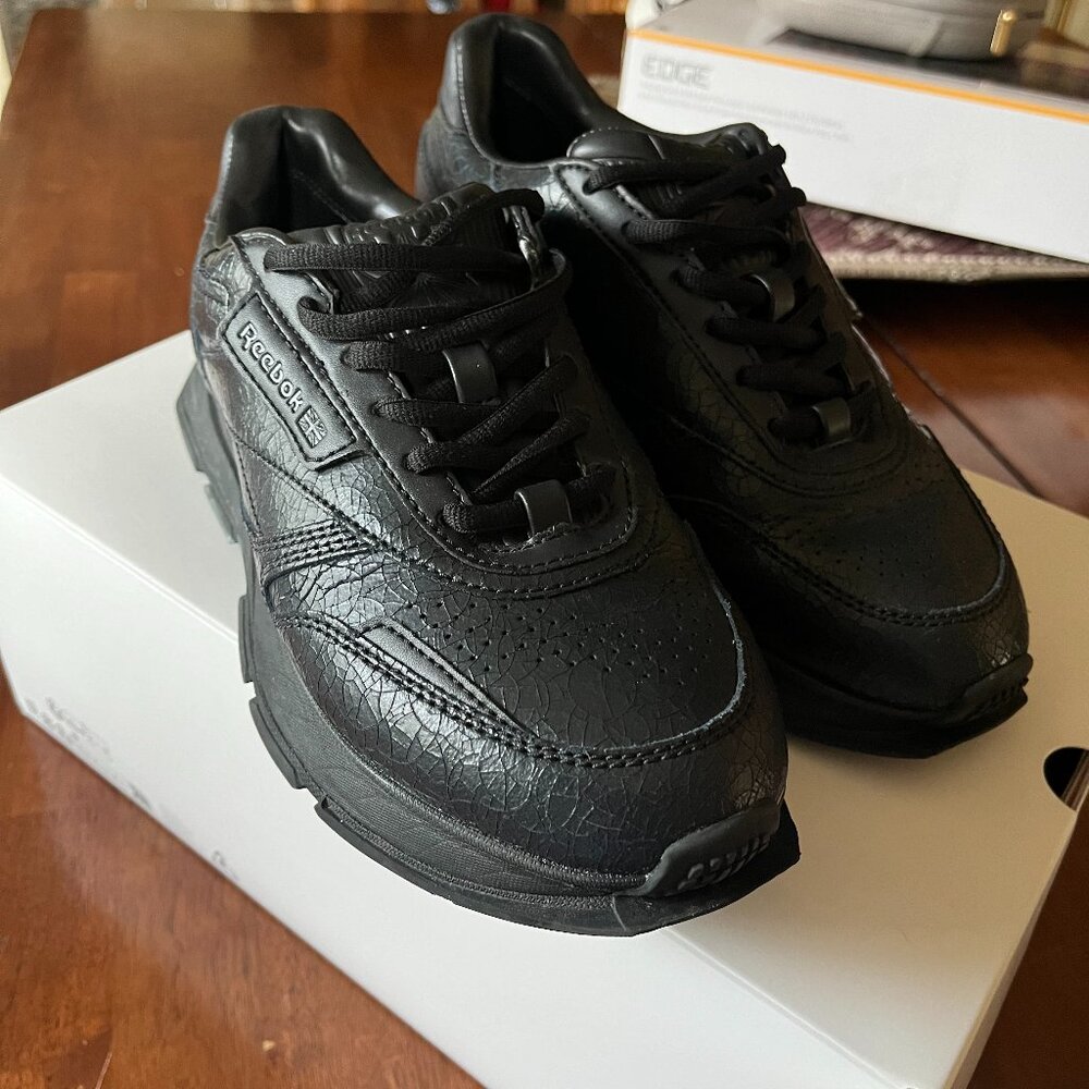 Reebok LTD classic cracked black size 7 MEN - (8.5ish in WOMEN)